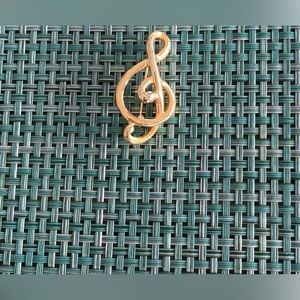 Costume Jewelry Gold Tone Musical Note Pin